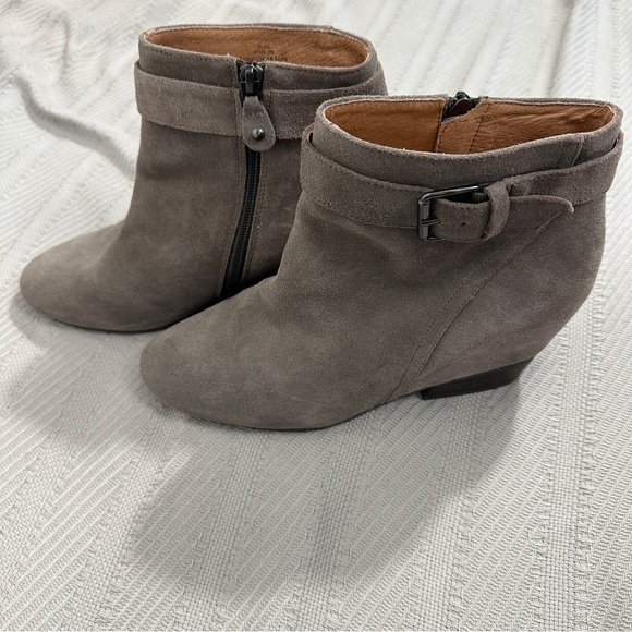 Gentle Souls by Kenneth Cole "Birdie" booties, sz 9, greige suede, 3.5" heel - Picture 2 of 9